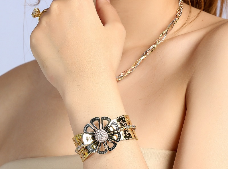 Mặt hoa to là điểm thu hút của vòng tay này